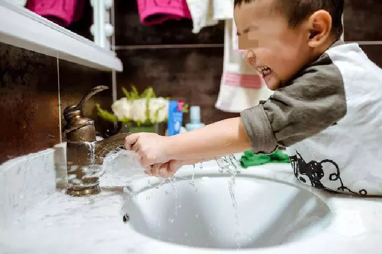 Con trai len chup anh bo tam gui vao group chat phu huynh-Hinh-2