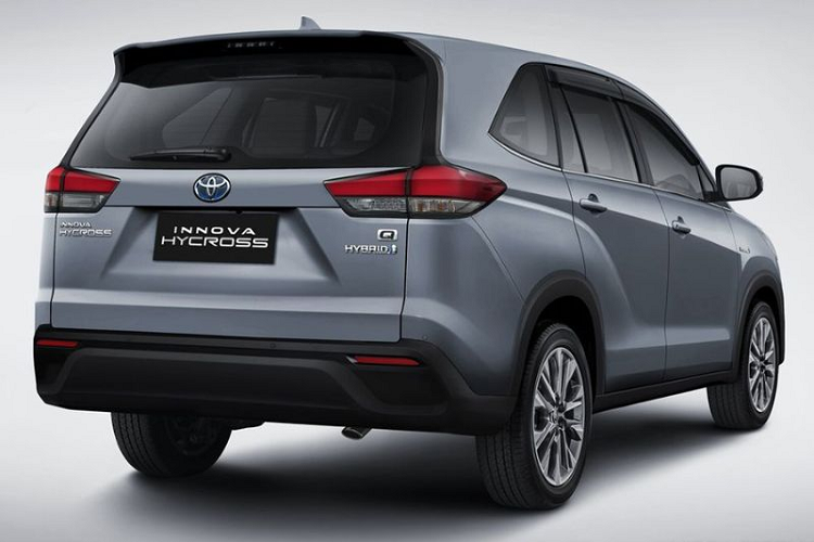 Như thông tin từ trước đó, Toyota Innova thế hệ mới sẽ được đổi tên thành Innova Zenix. Nhân viên tư vấn bán hàng tại đại lý cho biết Toyota Innova Zenix 2023 ở thị trường Indonesia sẽ có 3 phiên bản là G, V và Q. Cả ba phiên bản này đều có hệ truyền động hybrid mới. Ngoài ra, khách hàng mua 2 bản G và V còn có thể chọn động cơ xăng thông thường.