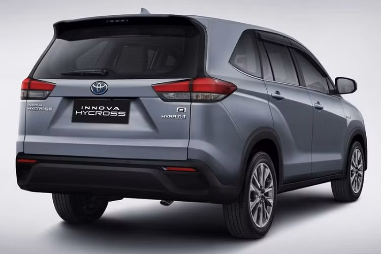 Như thông tin từ trước đó, Toyota Innova thế hệ mới sẽ được đổi tên thành Innova Zenix. Nhân viên tư vấn bán hàng tại đại lý cho biết Toyota Innova Zenix 2023 ở thị trường Indonesia sẽ có 3 phiên bản là G, V và Q. Cả ba phiên bản này đều có hệ truyền động hybrid mới. Ngoài ra, khách hàng mua 2 bản G và V còn có thể chọn động cơ xăng thông thường.