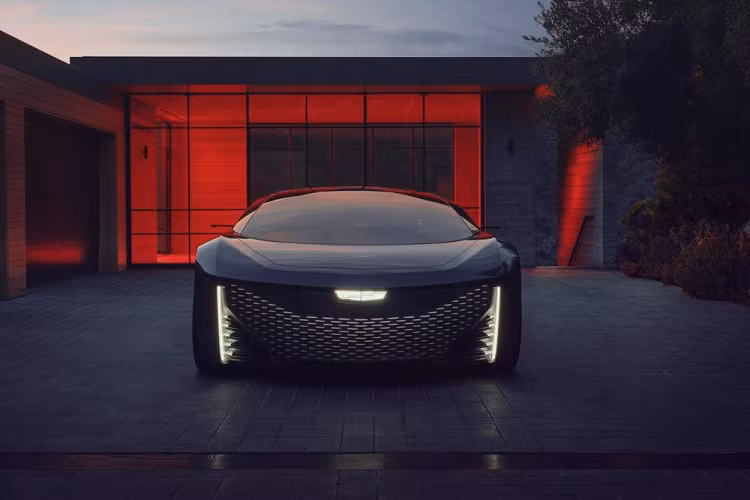 Với màn ra mắt mẫu xe mới, Cadillac đã mở rộng các mẫu concept có chung “space” mà đã khởi nguồn tại CES năm ngoái với PersonalSpace và SocialSpace. Như tên gọi gợi ý, InnerSpace tập trung vào việc tạo nên một bầu không khí nhẹ nhàng và êm đềm, lại vừa sang trọng và ấm cúng trong cabin đủ rộng cho 2 người. Nó có tính năng tự hành hoàn toàn, để cho những người ngồi tự do thưởng thức thế giới bên ngoài trong khi phần mềm AI nỗ lực mang lại trải nghiệm được cá nhân hóa.