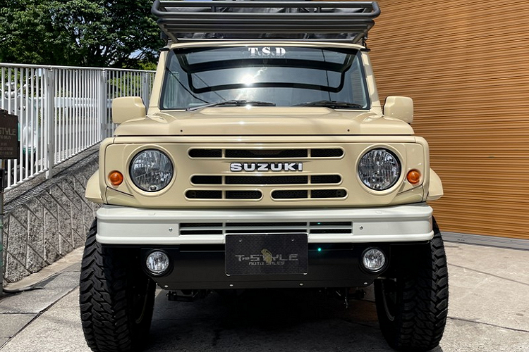 Đặc biệt, phần nắp capo phồng lên là chi tiết được lấy từ Suzuki Jimny độ Little D. của Jimny mà hãng Damd từng công bố, lấy cảm hứng từ mẫu xe Land Rover Defender.