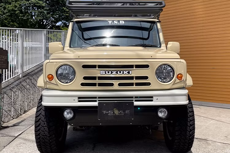 Đặc biệt, phần nắp capo phồng lên là chi tiết được lấy từ Suzuki Jimny độ Little D. của Jimny mà hãng Damd từng công bố, lấy cảm hứng từ mẫu xe Land Rover Defender.