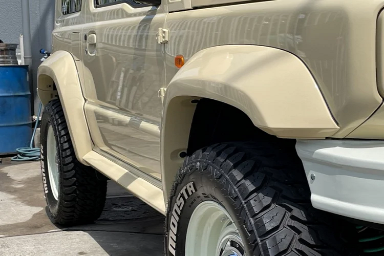 Bộ la-zăng 16 inch của Crimson Dean cũng góp phần nâng cao vẻ ngoài mang hương vị cổ điển, đi kèm lốp địa hình cỡ lớn Monster Mad Warrior 235/70R16, trong khi hệ thống treo đã được nâng cấp và cung cấp thêm 38mm khoảng sáng gầm.