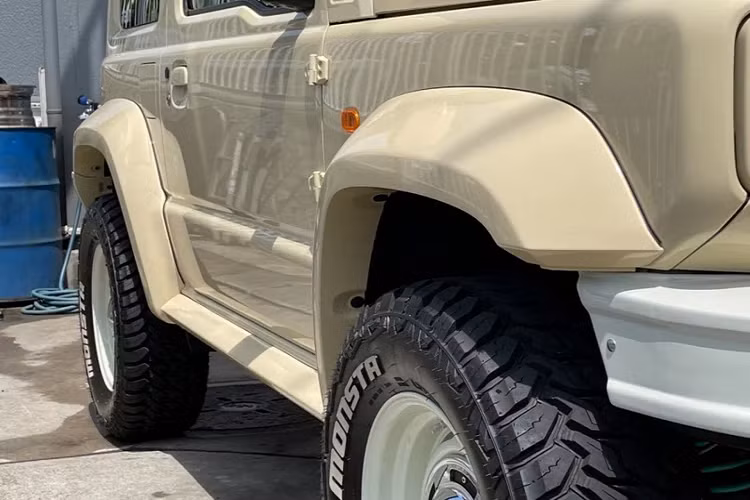 Bộ la-zăng 16 inch của Crimson Dean cũng góp phần nâng cao vẻ ngoài mang hương vị cổ điển, đi kèm lốp địa hình cỡ lớn Monster Mad Warrior 235/70R16, trong khi hệ thống treo đã được nâng cấp và cung cấp thêm 38mm khoảng sáng gầm.