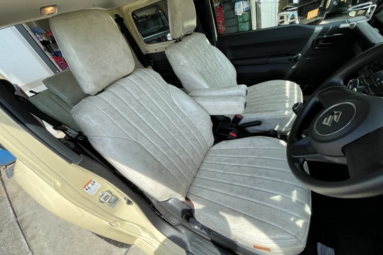 Sức mạnh được truyền tới cả 4 bánh thông qua hộp số sàn 5 cấp với lẫy chuyển số riêng biệt ở dải thấp có thể giúp người lái thoát khỏi những địa hình khó khăn - đặc biệt là kết hợp với những nâng cấp tập trung vào offroad ở bánh xe và hệ thống treo