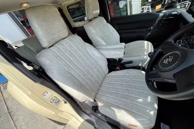 Sức mạnh được truyền tới cả 4 bánh thông qua hộp số sàn 5 cấp với lẫy chuyển số riêng biệt ở dải thấp có thể giúp người lái thoát khỏi những địa hình khó khăn - đặc biệt là kết hợp với những nâng cấp tập trung vào offroad ở bánh xe và hệ thống treo