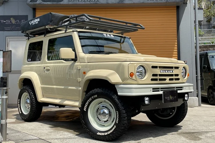 Hiện tại, phiên bản Suzuki Jimny độc đáo này đang được bán tại một cửa hàng kinh doanh xe tên T-Style tại Nhật Bản. Mức giá xe Suzuki Jimny độ off-road này khoảng 21.000 USD ( tương đương 467 triệu đồng).