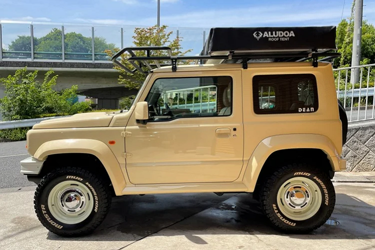 Chiếc xe cũng làm hài lòng các khách hàng đam mê dã ngoại hơn nhờ giá nóc bằng kim loại lớn đủ để lắp một bộ lều Alludoa cùng với hành lý hoặc thiết bị cắm trại.
