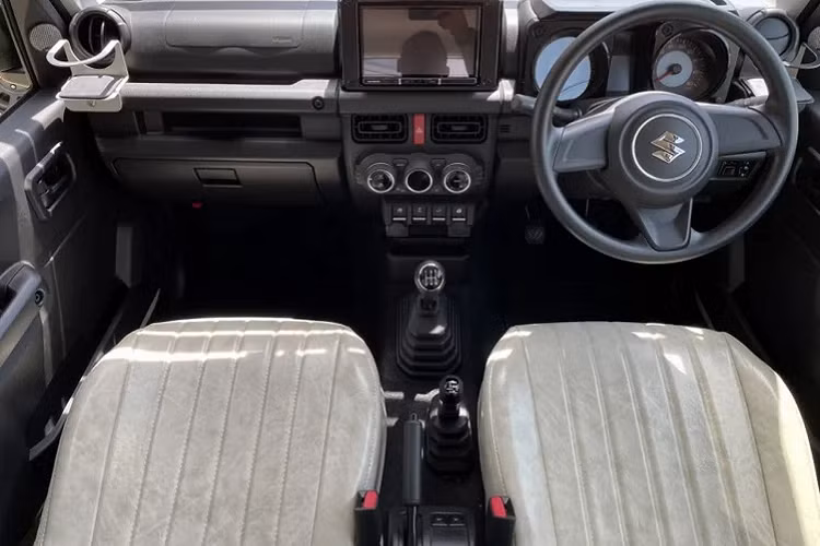 Khác với Jimny tại Châu Âu chỉ có ở dạng xe tải hạng nhẹ LCV 2 chỗ ngồi, chiếc Jimny tại Nhật Bản vẫn giữ nguyên cấu hình 4 chỗ. Dưới nắp capo vẫn là động cơ 1.5 lít hút khí tự nhiên sản sinh công suất 101 mã lực và momen xoắn 130 Nm.