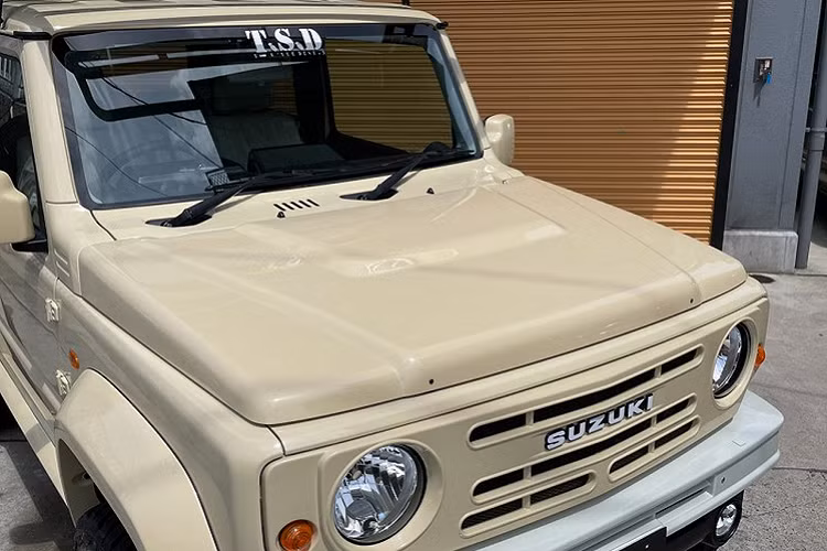 Ngoại thất chiếc Jimny được hoàn thiện bằng màu sơn kim loại trắng ngà Chiffon theo phong cách safari đặc trưng của Jimny. Chiếc xe cũng trở nên bề thế và mạnh mẽ hơn nhờ vè chắn bùn mở rộng xuống tới tận ngưỡng cửa đặt bệ bước chân, thay vì kiểu thân hẹp như Jimny tại Nhật Bản.