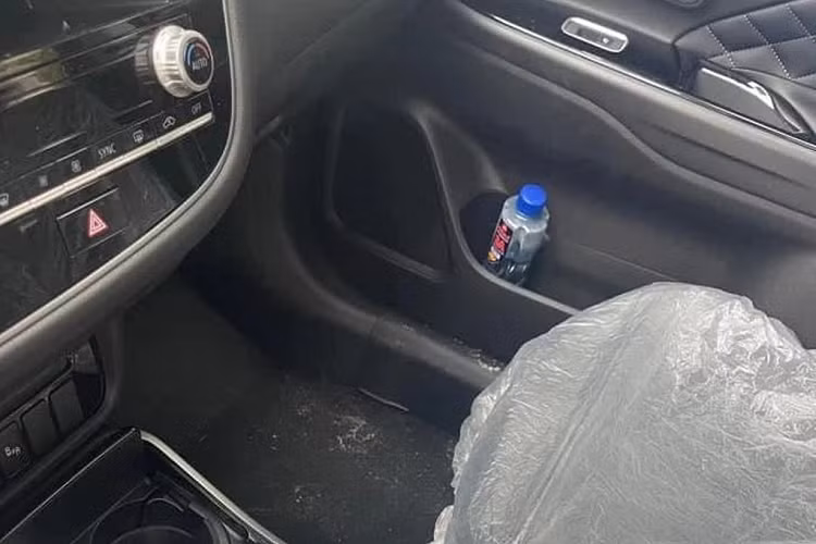 Còn phiên bản 2.0 Premium nhận được nhiều nâng cấp hơn, bao gồm ốp trang trí táp-lô và táp-pi cửa mới, màn hình giải trí 8 inch, gương chiếu hậu chỉnh cơ thành chống chói tự động, ghế chỉnh điện, ghế lái và ghế phụ phía trước bọc da họa tiết kim cương.