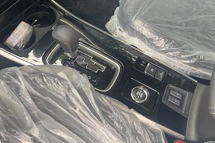 Ngoài ra, khu vực bên trái dưới vô lăng của xe còn được bổ sung thêm một số phím chức năng như tắt hệ thống cảnh báo chệch làn. Phía bệ trung tâm có nút bấm của hệ dẫn động bốn bánh ký hiệu là S-AWC (Super-All Wheel Control) với 4 chế độ lái, bao gồm: AWC Eco - cầu trước, Normal - dẫn động bốn bánh thông thường, Snow - đường tuyết và Lock - dẫn động bốn bánh và khóa vi sai.