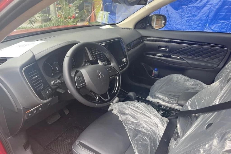 Nội thất nhìn chung thiết kế của Mitsubishi Outlander 2022 không thay đổi nhiều mà chỉ tập trung vào các tiểu tiết. Với phiên bản 2.0, xe được trang bị ghế da chỉnh điện, bổ sung cảm biến lùi, 7 túi khí, gương chiếu hậu chống chói tự động, màn hình giải trí 8 inch và viền trang trí hai bên hông từ đồng màu thân xe sang mạ crôm.