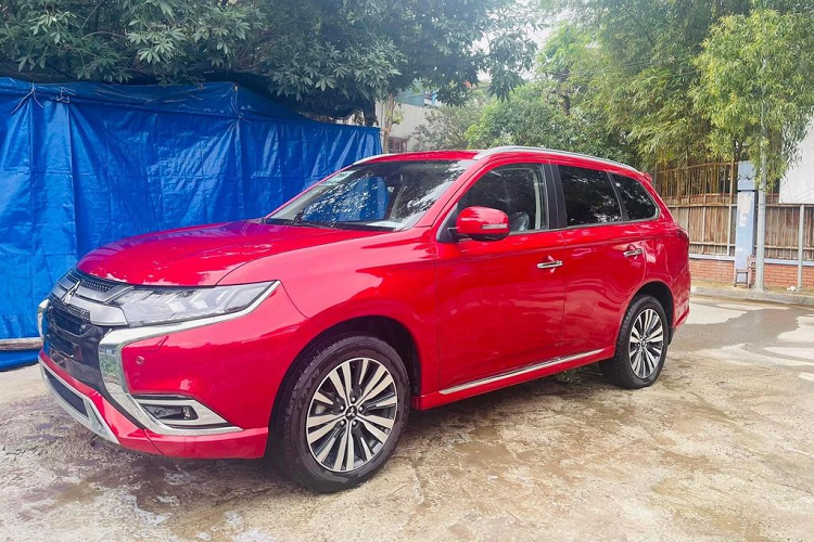 Giá xe Mitsubishi Outlander 2022 không thay đổi, vẫn là 825 triệu và 950 triệu đồng cho hai phiên bàn. Về thiết kế, Mitsubishi Outlander 2022 không có quá nhiều thay đổi. Phần đầu xe có cụm đèn sương mù Led được tinh chỉnh lại, thêm viền bằng crôm mang tới cái nhìn cao cấp hơn.