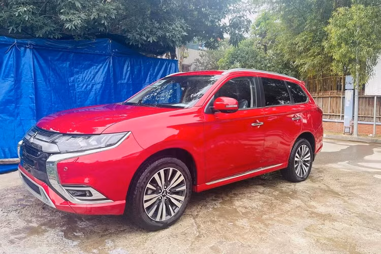 Giá xe Mitsubishi Outlander 2022 không thay đổi, vẫn là 825 triệu và 950 triệu đồng cho hai phiên bàn. Về thiết kế, Mitsubishi Outlander 2022 không có quá nhiều thay đổi. Phần đầu xe có cụm đèn sương mù Led được tinh chỉnh lại, thêm viền bằng crôm mang tới cái nhìn cao cấp hơn.