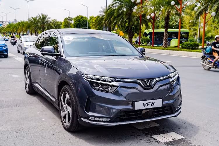 Cach mua xe VinFast VF8 tai Viet Nam de huong loat uu dai “khung”?