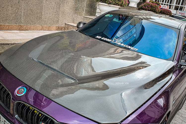 Bên cạnh màu “áo” ngoại thất “độc nhất”, chiếc BMW M3 LCI còn cho thấy độ “chịu chơi” của chủ sở hữu với các điểm nhấn carbon rải rác khắp xe, từ nắp capo, cánh gió, lip trước sau, ốp gương,... .