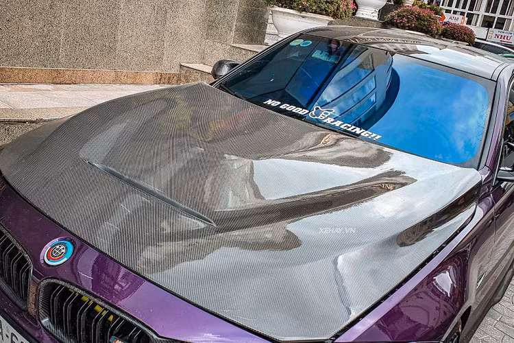 Bên cạnh màu “áo” ngoại thất “độc nhất”, chiếc BMW M3 LCI còn cho thấy độ “chịu chơi” của chủ sở hữu với các điểm nhấn carbon rải rác khắp xe, từ nắp capo, cánh gió, lip trước sau, ốp gương,... .