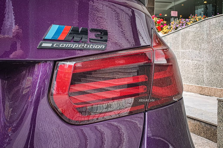 Nội thất BMW M3 được thiết kế thể thao với nhiều chi tiết mang ảnh hưởng của những mẫu xe đua M huyền thoại. Nhưng điều khiến dòng BMW M nhận được nhiều sự yêu thích đó là hiệu suất cũng như cảm giác lái của xe.