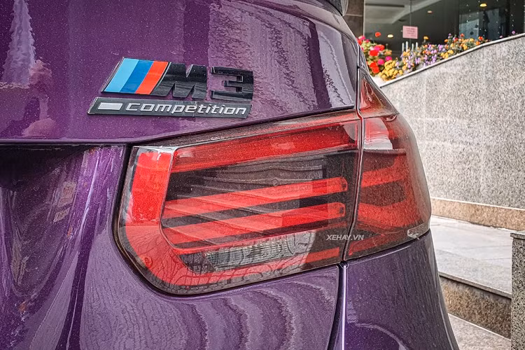 Nội thất BMW M3 được thiết kế thể thao với nhiều chi tiết mang ảnh hưởng của những mẫu xe đua M huyền thoại. Nhưng điều khiến dòng BMW M nhận được nhiều sự yêu thích đó là hiệu suất cũng như cảm giác lái của xe.