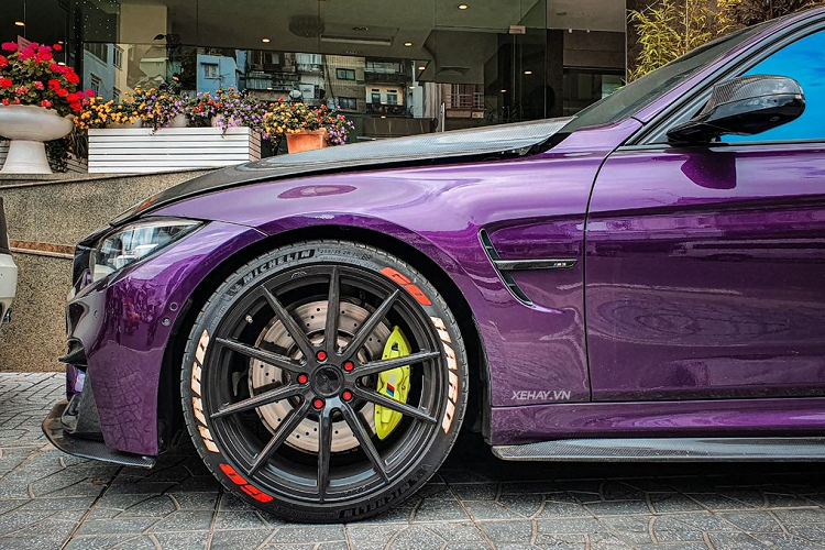 Thiết kế của BMW M3 LCI hàng hiếm này mang phong cách thể thao, kết hợp với các chi tiết khí động học giúp tăng cường khả năng tăng tốc. Lưới tản nhiệt hình quả thận quen thuộc được thiết kế khá nhỏ, tạo sự cân bằng với cụm đèn chiếu sáng tròn cỡ lớn.