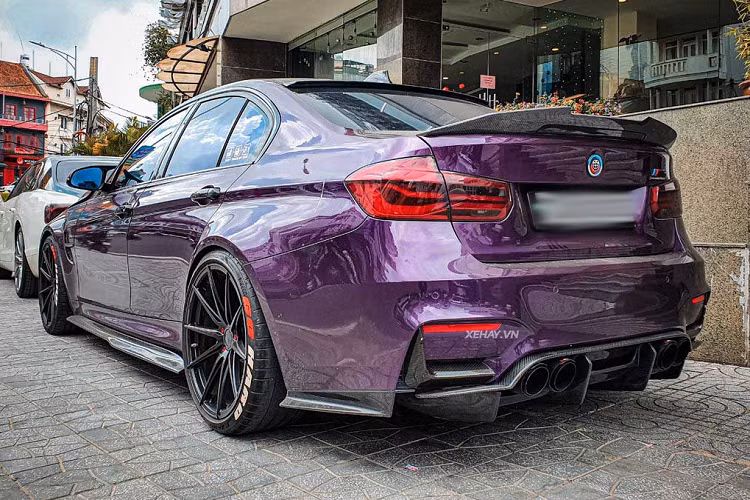 Được biết, chiếc xe này từng thuộc sở hữu của chủ cửa hàng GTA-Wrapping, vào thời điểm đó BMW M3 LCI được lắp dàn mâm HRE hàng thửa. Tuy nhiên, khi về với người chủ hiện tại, xe được đổi sang bộ vành 5 chấu kép màu đen, đi cùng cùm phanh vàng nổi bật.