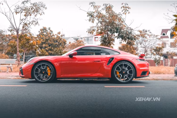 Thực tế, đa số những chiếc Porsche 911 Turbo S tại Việt Nam đều được trang bị gói này, chỉ riêng chiếc màu xanh dương là không có.