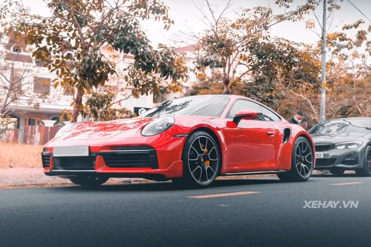Về truyền động, Porsche 911 Turbo S sử dụng khối động cơ 3.8L 6 xy-lanh tăng áp kép với công suất đầu ra lên tới 640 mã lực và 800 Nm mô-men xoắn cực đại. Đi kèm với hộp số PDK 8 cấp trứ danh và hệ dẫn động 2 cầu. Từ đó, siêu phẩm nước Đức chỉ mất khoảng thời gian 2,6 giây để tăng tốc từ 0 - 97 km/h, trước khi đạt vận tốc tối đa 330 km/h.