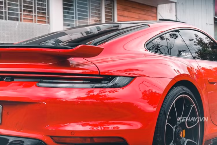Bên trong khoang nội thất, Porsche 911 Turbo S có phong cách nội thất khoáng đạt và trẻ trung.