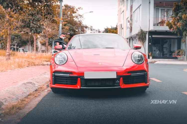 Ngoài những trang bị như các biến thể thấp hơn, 911 Turbo S 2021 còn được tích hợp thêm một số trang bị cao cấp như hệ thống màn hình giải trí kích thước 10,9 inch, màn hình công-tơ-mét dạng LCD, ghế da cao cấp chỉnh điện 18 hướng, ốp trang trí carbon...