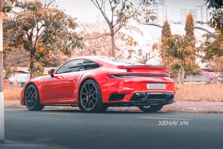Porsche 911 Turbo hiện đang được phân phối chính hãng ở nước ta với giá từ 15,43 tỷ đồng. Tuy nhiên, sau khi bổ sung nhiều tùy chọn, giá xe Porsche 911 Turbo thực tế có thể cao hơn rất nhiều.