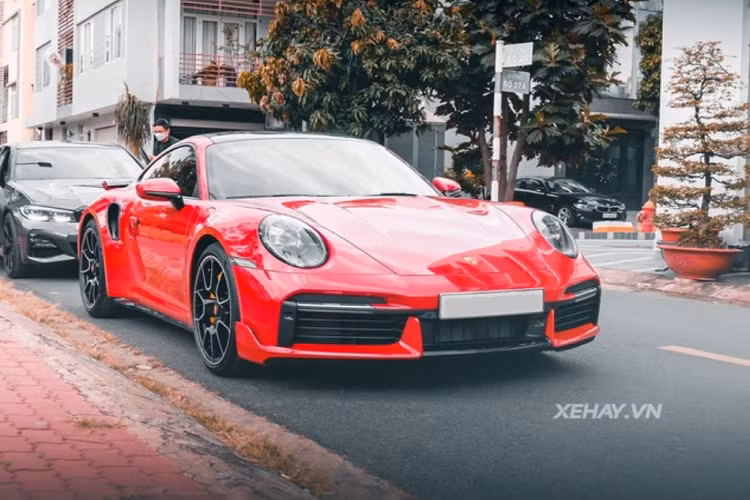 Bên cạnh việc sở hữu màu sơn đỏ nổi bật, chiếc Porsche 911 Turbo S màu độc này còn gây ấn tượng bởi ngoại thất có gói nâng cấp Sport Design Package của Porsche, bổ sung cách gió thể thao đặt cao hay cản trước góc cạnh.