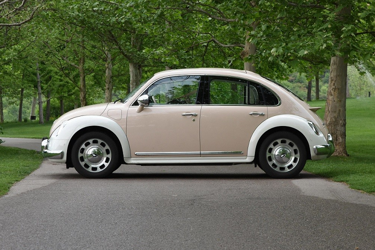 Sau vô lăng là bảng đồng hồ kỹ thuật số nối liền với màn hình thông tin giải trí. Riêng bệ tì tay trung tâm được làm từ vật liệu giả pha lê và tích hợp sạc điện thoại thông minh không dây.