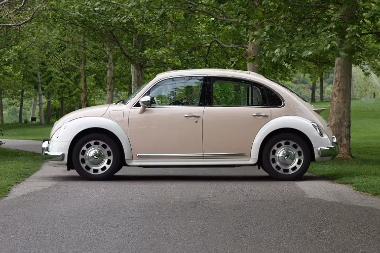 Sau vô lăng là bảng đồng hồ kỹ thuật số nối liền với màn hình thông tin giải trí. Riêng bệ tì tay trung tâm được làm từ vật liệu giả pha lê và tích hợp sạc điện thoại thông minh không dây.