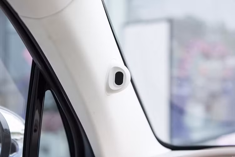 Tiếp đến là ngăn đựng kính râm trên trần, ngăn đựng đồ trang điểm dưới bệ tì tay trung tâm và gương trang điểm cỡ lớn, đi kèm đèn LED. Hệ thống đèn này được thiết kế đặc biệt để chiếu sáng phần da của phụ nữ phương Đông, giúp họ trang điểm hoàn hảo hơn.