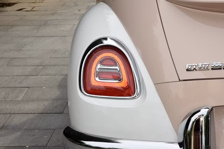  Được áp dụng phong cách thiết kế cổ điển, Volkswagen Beetle mang trên mình nhiều chi tiết mạ crôm sáng bóng như thanh bảo vệ cản trước/cản sau, ốp gương ngoại thất, tay nắm cửa, nẹp trên cửa, viền cửa sổ và vành la-zăng. 