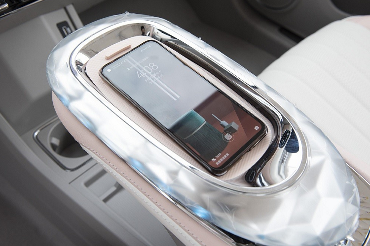 Chế độ lái tiếp theo của mẫu ô tô Trung Quốc này là Lady Driving. Ở chế độ này, xe sẽ kích hoạt hệ thống kiểm soát hành trình thích ứng, đỗ xe và lùi điều khiển bằng giọng nói nhằm giúp chị em phụ nữ lái xe dễ dàng hơn.