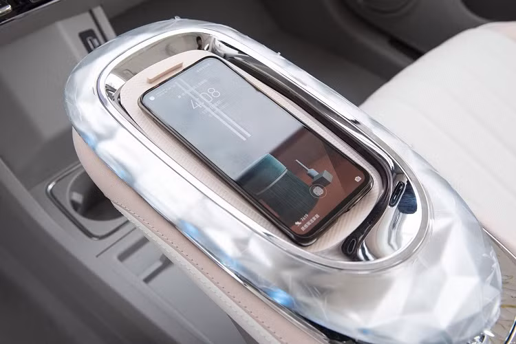 Chế độ lái tiếp theo của mẫu ô tô Trung Quốc này là Lady Driving. Ở chế độ này, xe sẽ kích hoạt hệ thống kiểm soát hành trình thích ứng, đỗ xe và lùi điều khiển bằng giọng nói nhằm giúp chị em phụ nữ lái xe dễ dàng hơn.