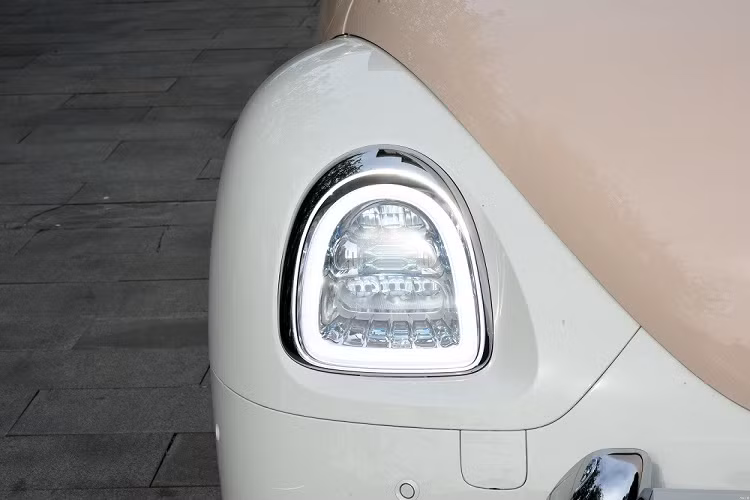 Tuy nhiên, khác với "con bọ" Beetle, mẫu xe Trung Quốc này lại có 4 cửa bên sườn thay vì 2. Bước vào bên trong ORA Ballet Cat, người lái sẽ tiếp tục bắt gặp sự kết hợp giữa 2 màu hồng phấn và trắng. Xe cũng có những chi tiết mạ crôm ở vô lăng, mặt táp-lô và cửa gió điều hòa.