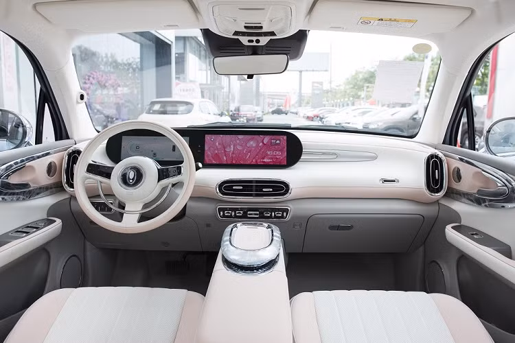 Đáng chú ý nhất là chế độ có tên Warm Man Mode, được thiết kế để chị em phụ nữ dùng khi "tới tháng". Theo hãng ORA, trong những ngày "đèn đỏ", chị em thường cảm thấy lạnh và nhạy cảm hơn bình thường. Chế độ Warm Man Mode sẽ tăng nhiệt độ bên trong xe lên để "sưởi ấm cơ thể và tâm trí" của chị em. Người lái có thể bật chế độ này lên chỉ bằng một chạm.