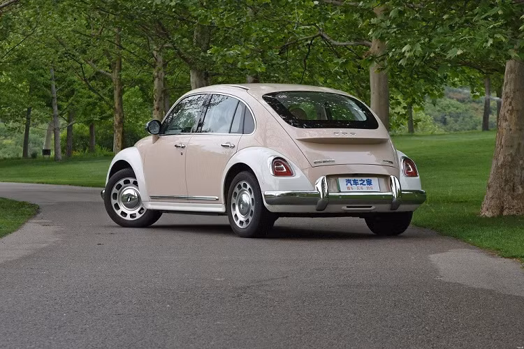 Vào hôm 20/5 vốn được coi là ngày Lễ tình nhân của Trung Quốc vừa qua, hãng ORA đã chính thức công bố giá xe ORA Ballet Cat 2022. Theo đó, mẫu xe này có tổng cộng 4 phiên bản, mang tên Alice, Nutcracker, Sleeping Beauty và Swan Lake. Chỉ cần nhìn tên của 4 phiên bản này cũng có thể thấy đối tượng nhắm đến của ORA Ballet Cat chính là chị em phụ nữ.