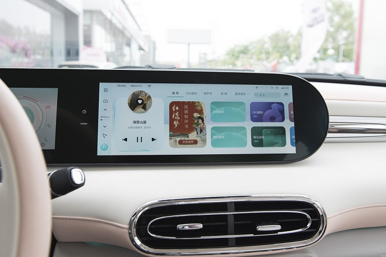 Ngoài ra, ORA Ballet Cat còn có một chế độ nữa là Wind And Wave, có tác dụng tự động chỉnh điều hòa, hệ thống đèn, cần gạt nước, đóng kín kính cửa sổ và tăng khoảng cách với phương tiện phía trước nếu hệ thống kiểm soát hành trình thích ứng đang được kích hoạt khi xe chạy trong thời tiết xấu.