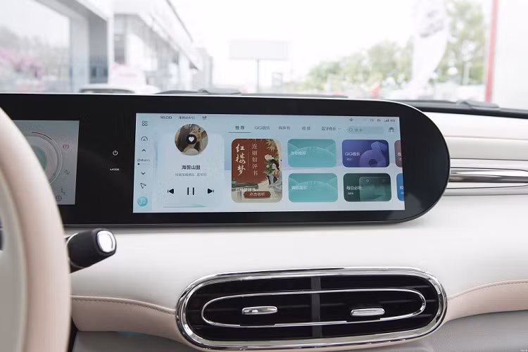 Ngoài ra, ORA Ballet Cat còn có một chế độ nữa là Wind And Wave, có tác dụng tự động chỉnh điều hòa, hệ thống đèn, cần gạt nước, đóng kín kính cửa sổ và tăng khoảng cách với phương tiện phía trước nếu hệ thống kiểm soát hành trình thích ứng đang được kích hoạt khi xe chạy trong thời tiết xấu.