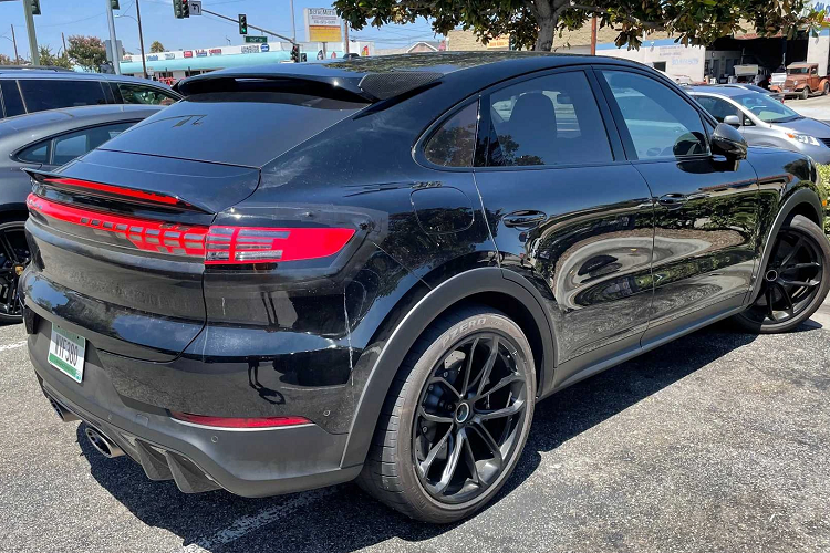 Bộ ống xả kép đặt tại vị trí trung tâm cản sau, cặp đôi cánh gió khí động học là những đặc trưng của dòng hiệu suất cao Cayenne Turbo GT.Phiên bản hiện tại đang sở hữu động cơ V8 dung tích 4.0L, công suất tối đa 640 mã lực và mô-men xoắn 850 Nm.