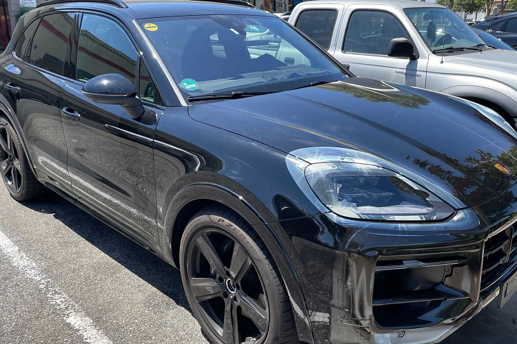 Cạnh bên chiếc Panamera là cặp đôi Porsche Cayenne và Cayenne Coupe. Chiếc SUV Porsche Cayenne hạng sang sở hữu thiết kế hốc gió 2 bên lớn hơn.