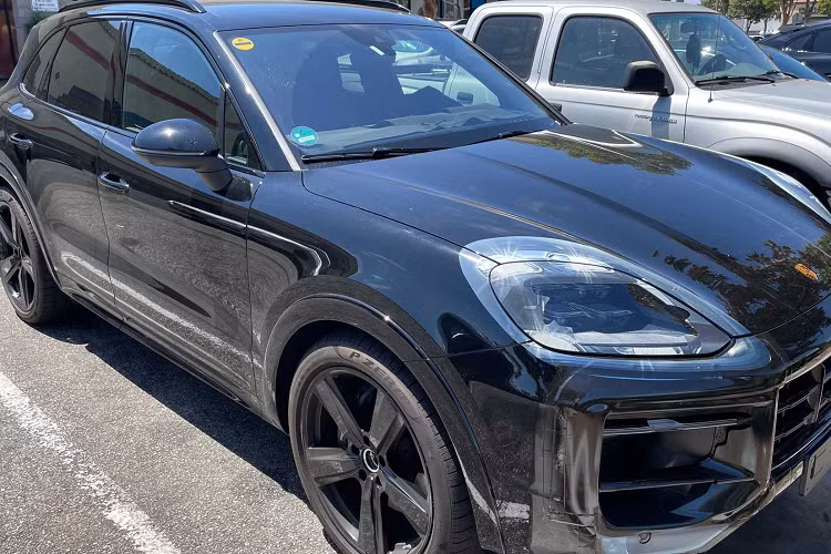 Cạnh bên chiếc Panamera là cặp đôi Porsche Cayenne và Cayenne Coupe. Chiếc SUV Porsche Cayenne hạng sang sở hữu thiết kế hốc gió 2 bên lớn hơn.