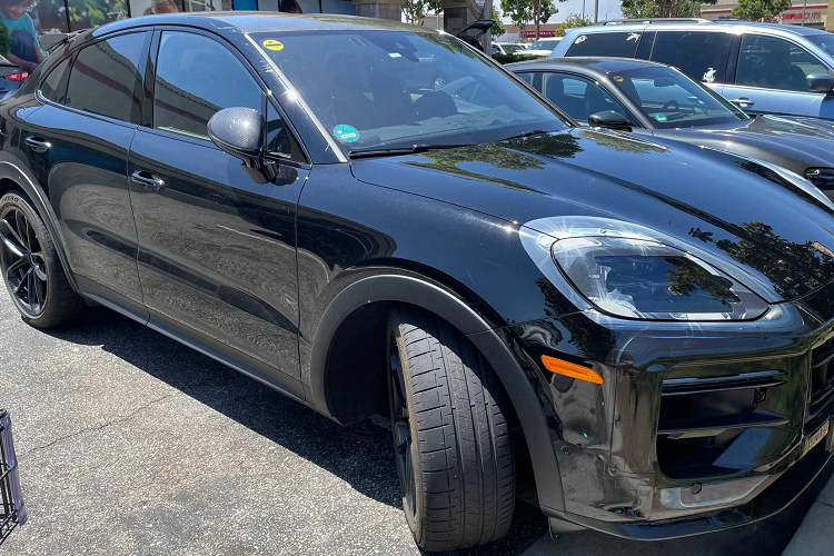 Phiên bản Coupe có thiết kế phần mui vuốt đều xuống cửa khoang hành lý. Theo quan sát, chi tiết này được làm từ sợi carbon, giúp giảm trọng lượng và hạ trọng tâm của xe.