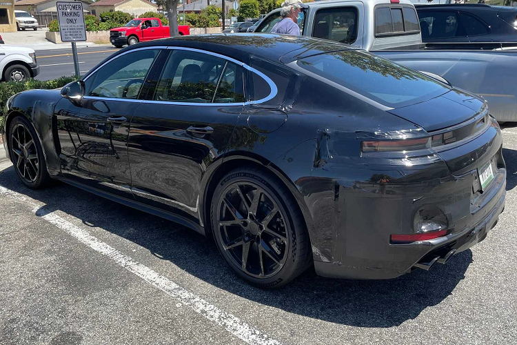 Hệ thống đèn hậu cũng được tinh chỉnh lại so với bản facelift thế hệ thứ 2. Các chi tiết như cản sau, cửa sổ thứ 3, ốp bánh xe... được dán kín.