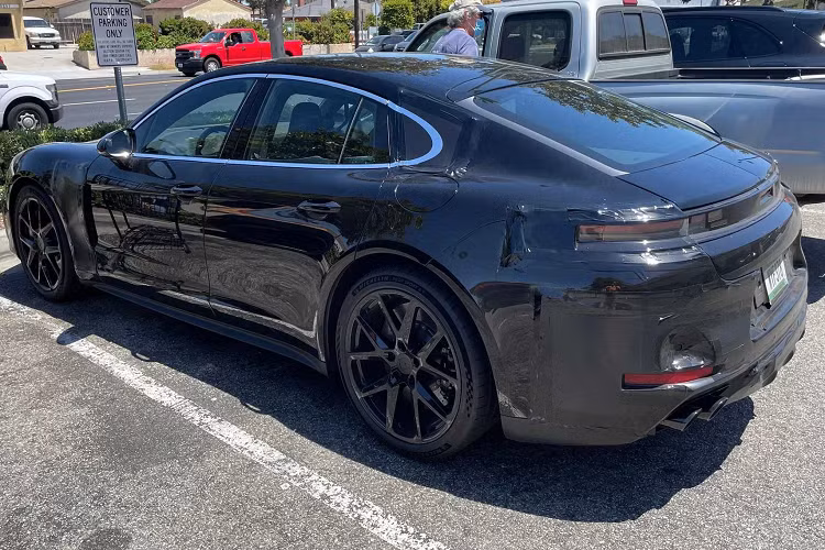 Hệ thống đèn hậu cũng được tinh chỉnh lại so với bản facelift thế hệ thứ 2. Các chi tiết như cản sau, cửa sổ thứ 3, ốp bánh xe... được dán kín.