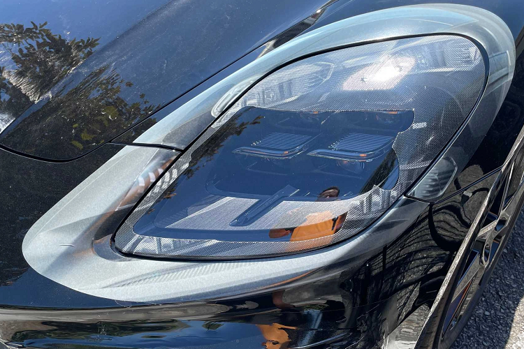 Hệ thống đèn pha công nghệ LED với thiết kế 4 khoang sở hữu kích thước nhỏ hơn, tương đồng với mẫu Taycan.